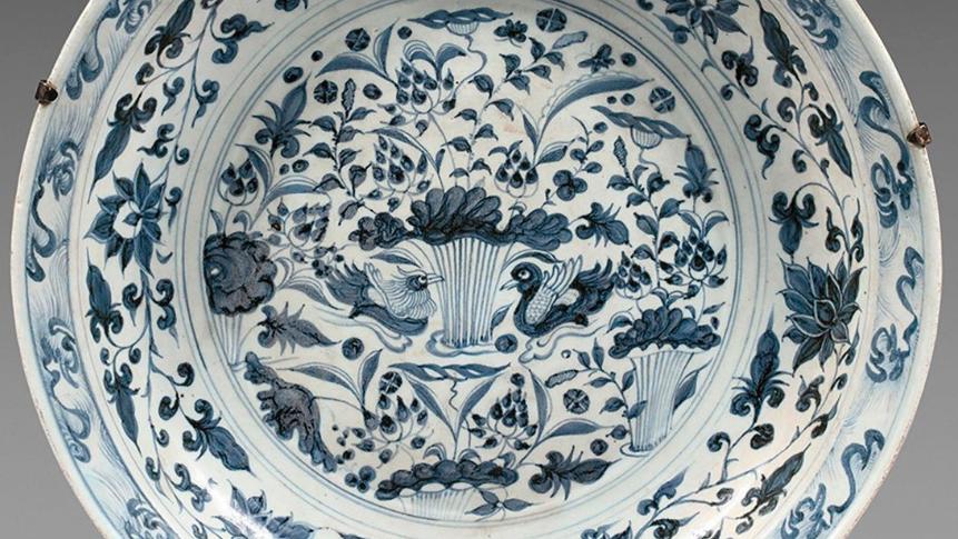 Chine. Plat circulaire en porcelaine décoré en bleu sous couverte de canards mandarins... Porcelaine de Chine voyageuse 
