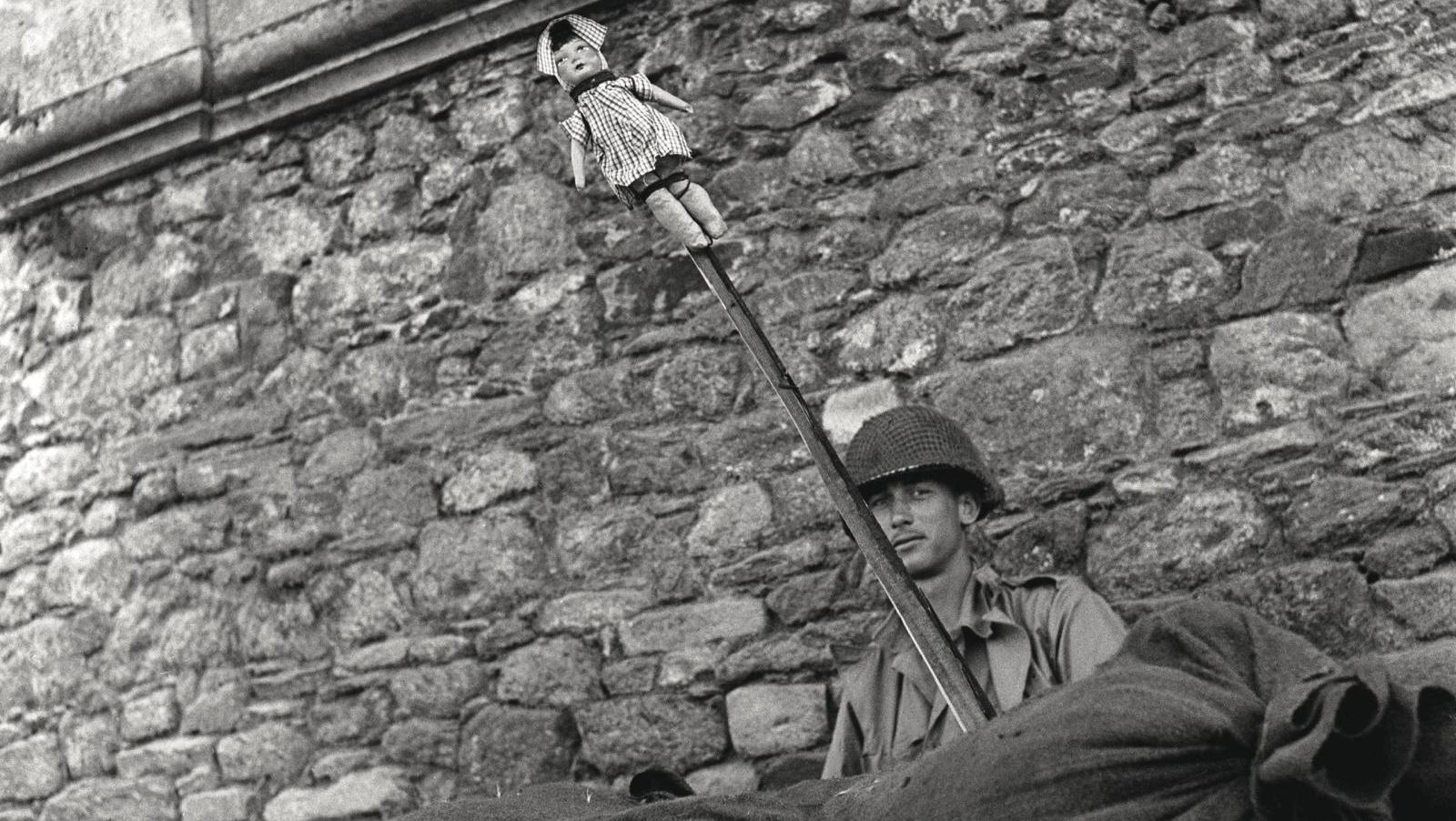 Lee Miller (1907-1977), Position de mitrailleuse sur un quai de Saint-Malo, août... Saint-Malo assiégée vue par Lee Miller