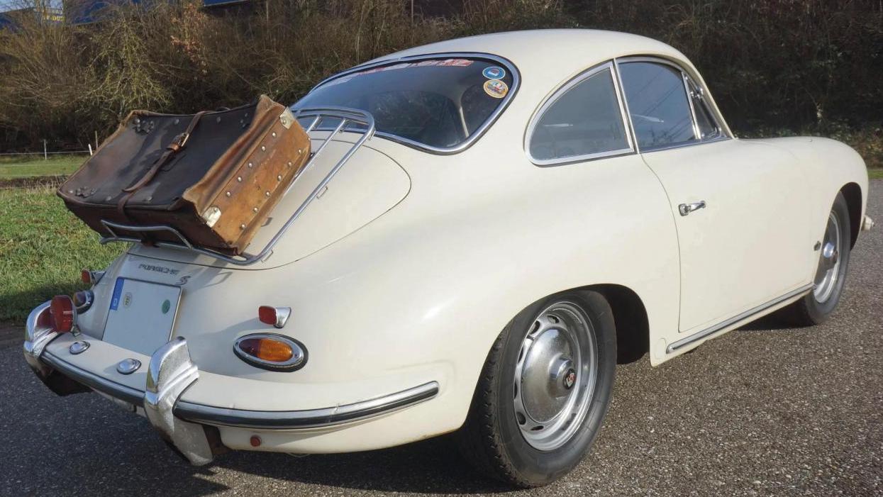 Porsche 356 B, 1963, carte grise allemande, «matching numbers». Estimation : 90 000/110... La Porsche 356 aux origines de la marque