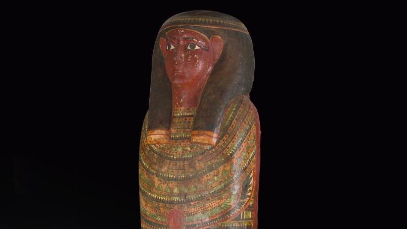 Égypte, Basse Époque (664-332 av. J.-C.). Couvercle de sarcophage momiforme au nom... Un sarcophage de l'Egypte antique paré pour l’éternité