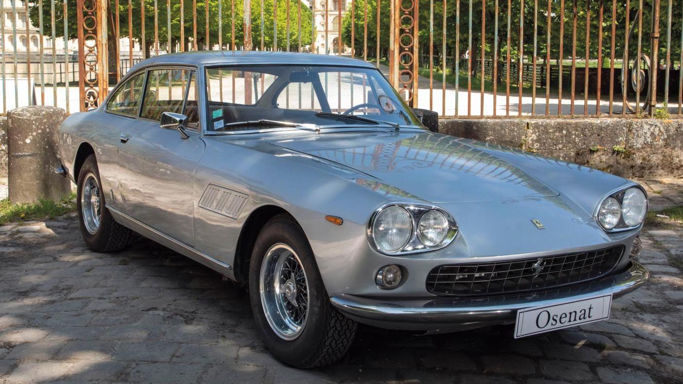 Ferrari 330 GT, n° de série 6163GT, 1964. Adjugé : 240 000 € Rolls-Royce Silver Cloud et Ferrari 330 GT au coude-à-coude 