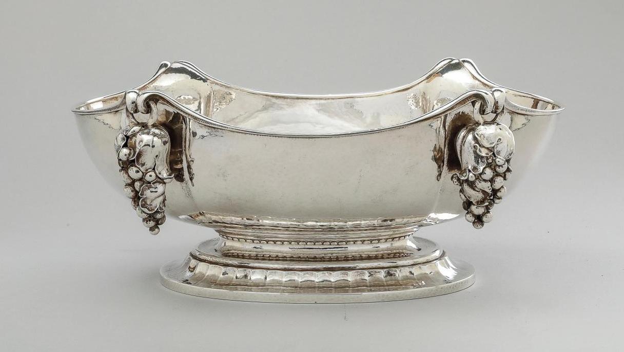 Danemark, 1922, modèle de Georg Jensen vers 1920. Centre de table en argent martelé... L’argenterie danoise au goût du marché