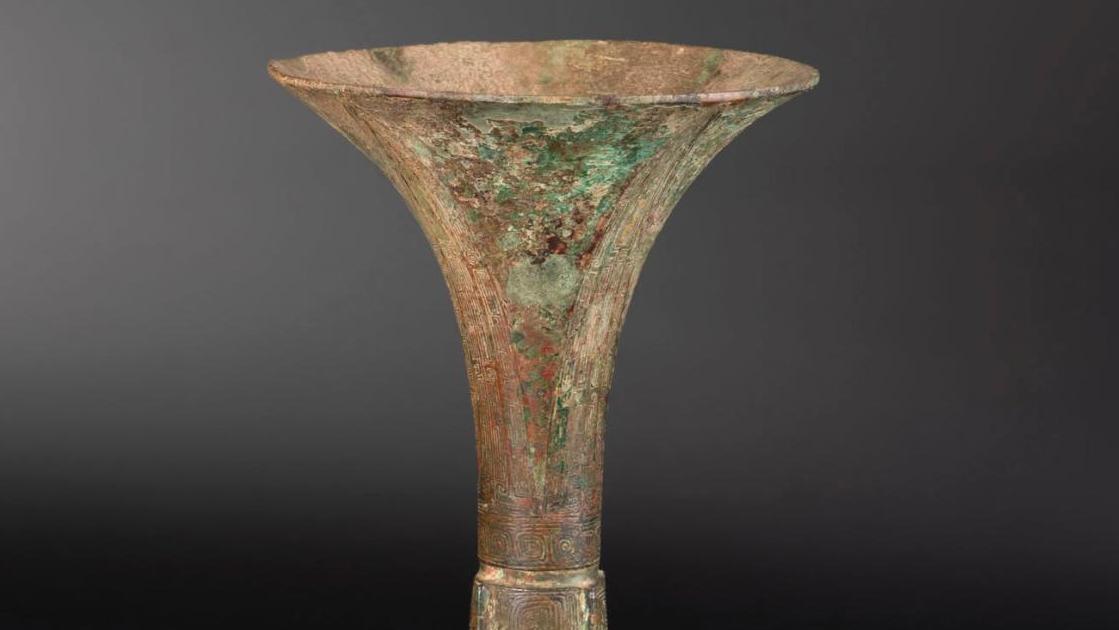 Chine, dynastie Shang (vers 1600 - 1046 av. J.-C.). Vase de forme gu en bronze à... Collection Brunet : de la Chine archaïque au Val-de-Loire renaissant