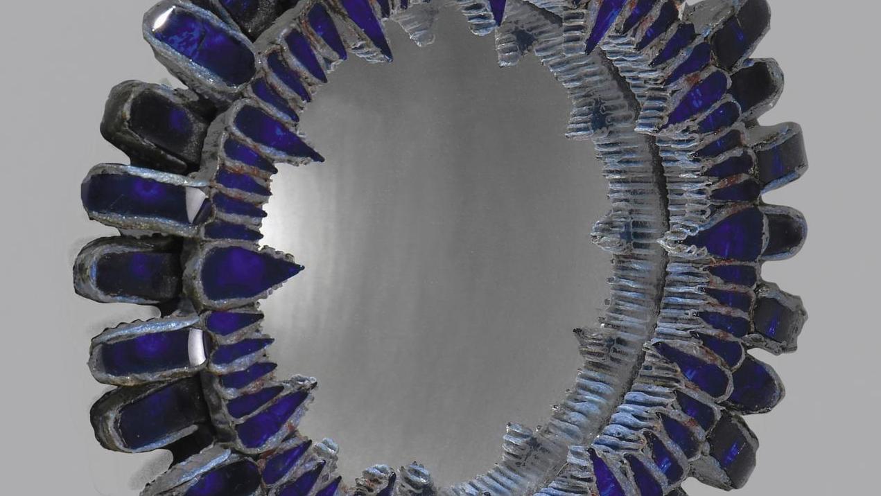 Line Vautrin (1913-1997), miroir «Gerbera» à vue circulaire en talosel bleu et petits... Un miroir de Line Vautrin au nom de fleur