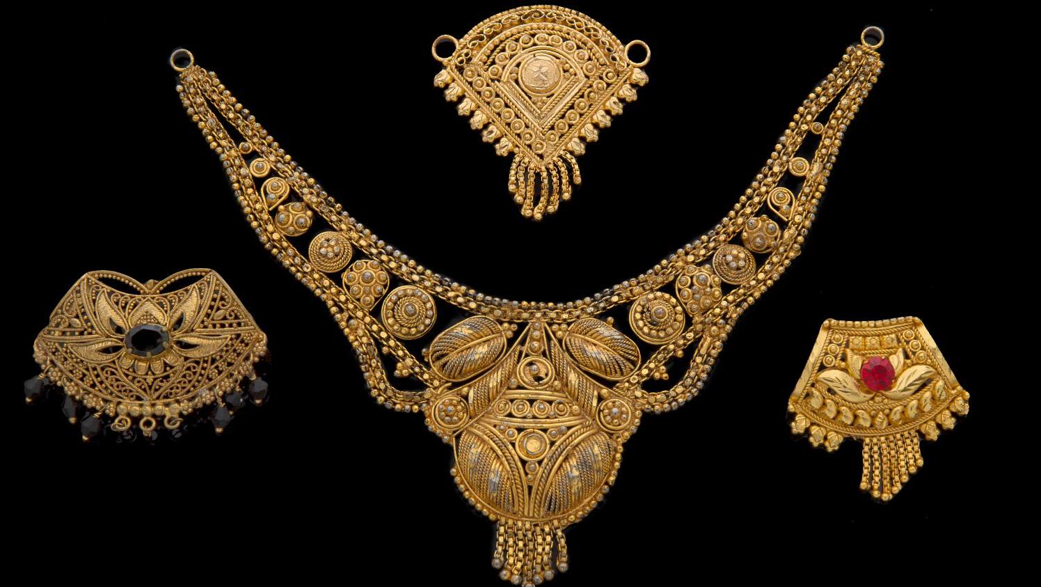 Népal, ensemble de quatre éléments en or et plaqué or, pouvant former collier ou... Bijoux de l’Himalaya : une collection de trésors 