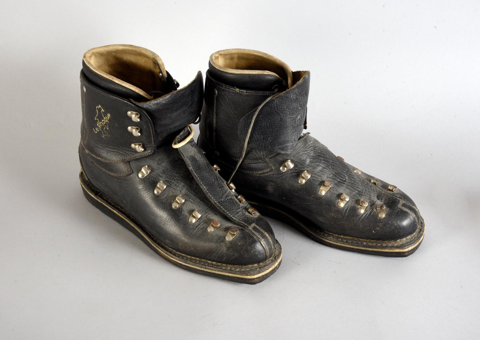 Johnny Hallyday (1943-2017). Paire de chaussures de ski de randonnée en cuir utilisée lors de de ses séjours dans les Alpes à la fin des années 1960. 