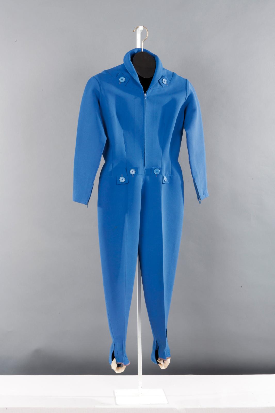 Charles Montaigne, combinaison pantalon d’après-ski en gabardine bleu roi, petit col châle sur empiècement agrémenté de deux pattes avec bouton, ferme