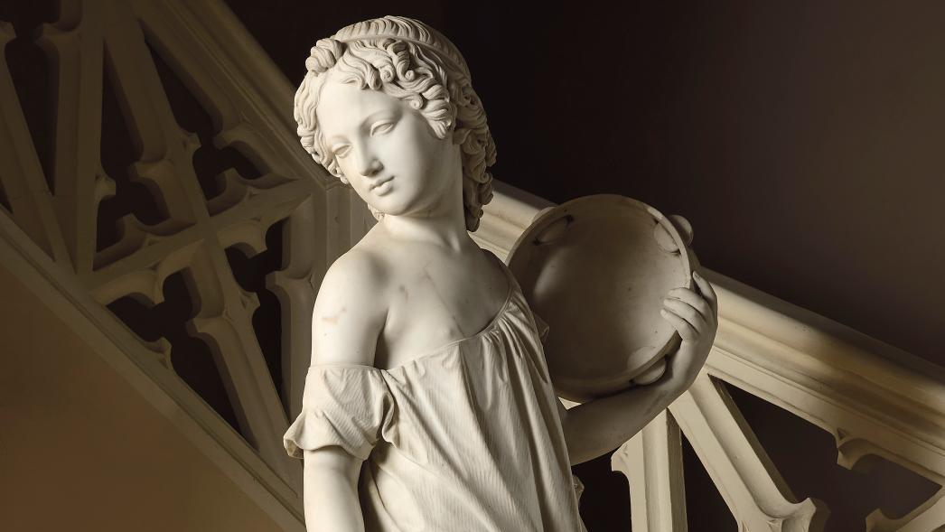 Emil Wolff (1802-1879), Jeune fille au tambourin avec un agneau, sculpture en marbre... Provenance et qualité, un mariage heureux au château de Nernier