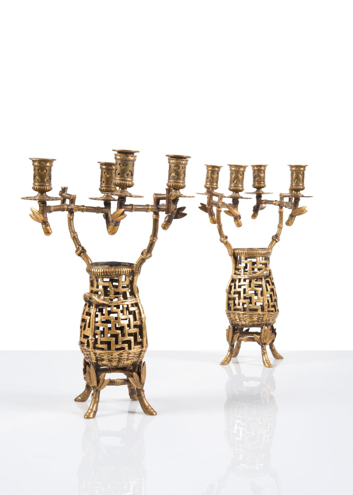 Maison Alphonse Giroux, Paris. Paire de candélabres en bronze doré à décor japonisant de vases ajourés, surmontés de branches à l’imitation du bambou,