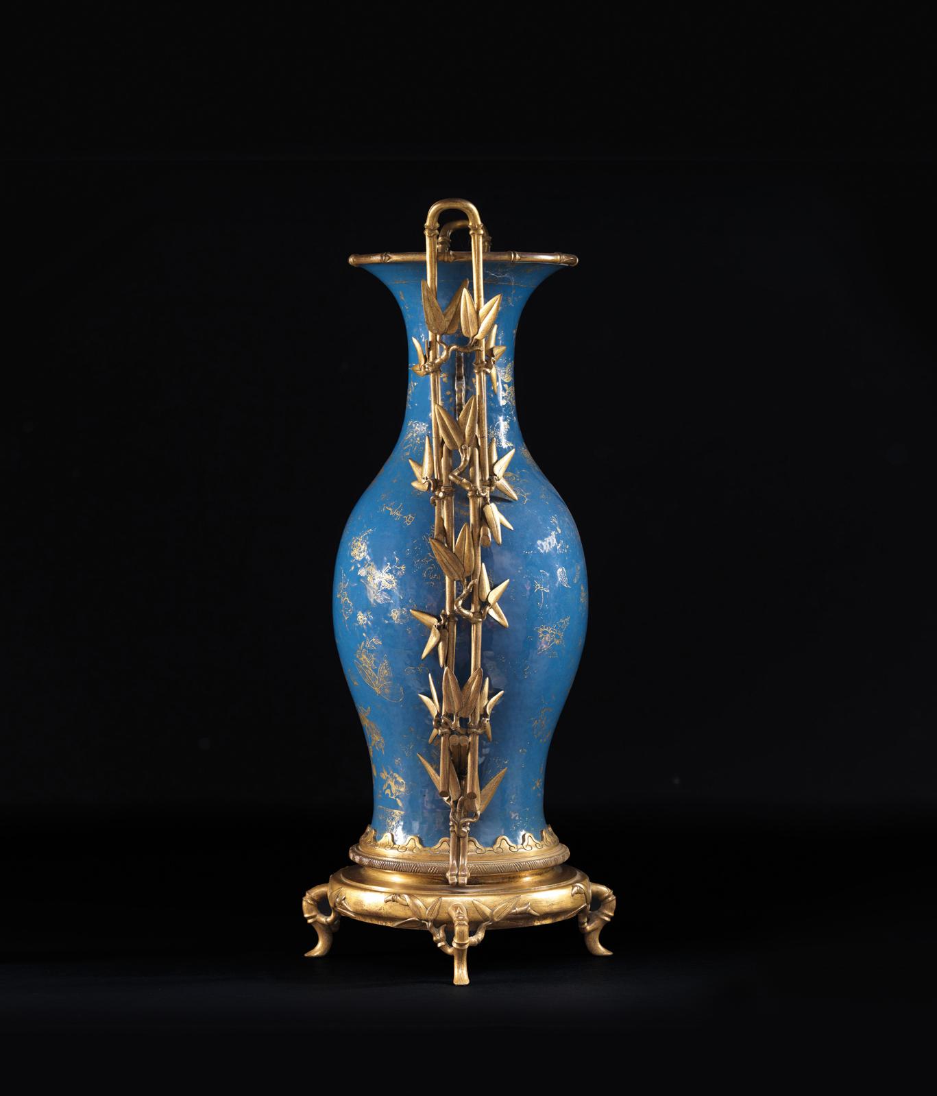 Paire de vases «aux bambous» en porcelaine de Chine du XVIIIe siècle bleue poudrée d’or, monture en bronze doré attribuée à Édouard Lièvre (1828-1886)