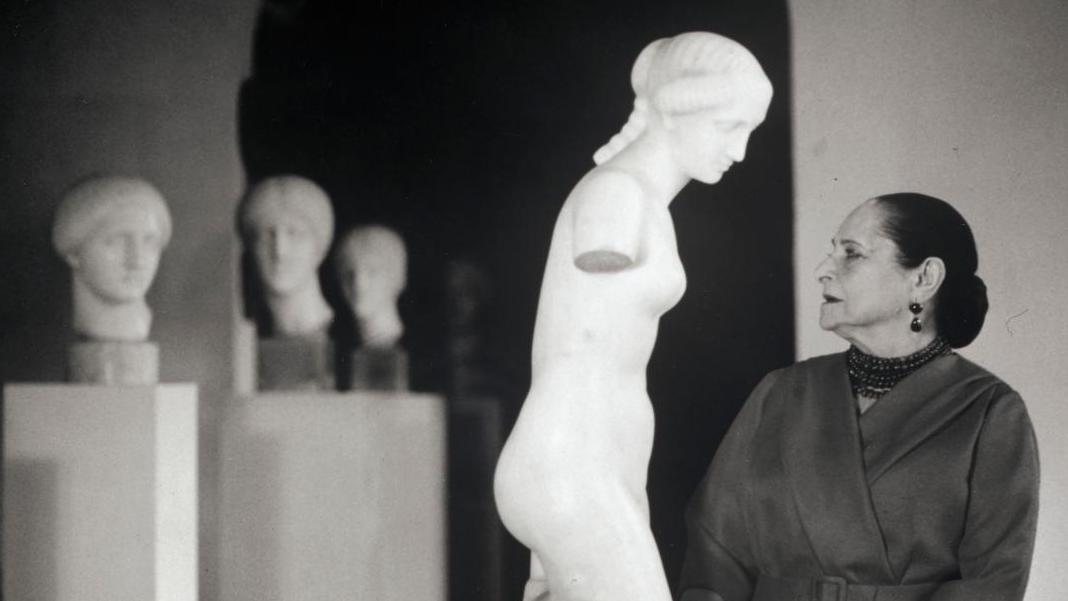 Patrick O’Higgins, Madame devant les sculptures d’Elie Nadelman, New York, 1962.... La reine Hélène