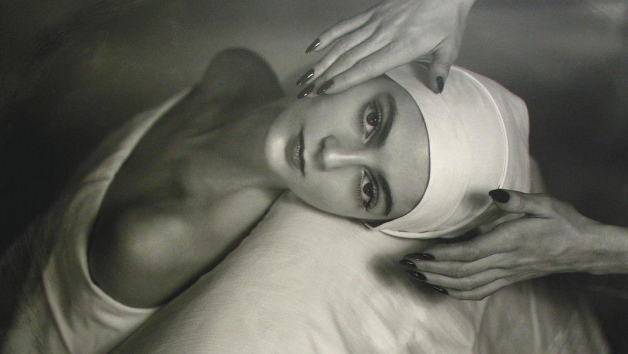 Horst P. Horst (1906-1999), Carmen, massage du visage, 1946, épreuve gélatino-argentique.... Howard Greenberg Gallery : de l’archive à l’histoire