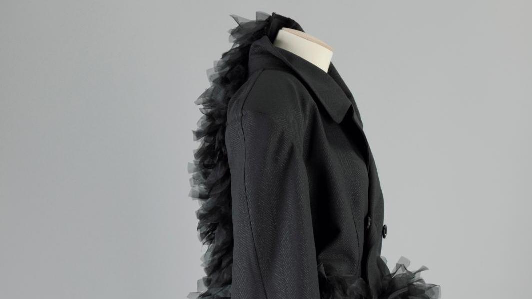 Comme des Garçons, Manteau, 2009, La Piscine - musée d’Art et d’Industrie André-Diligent.©... Cabin fashion in Roubaix