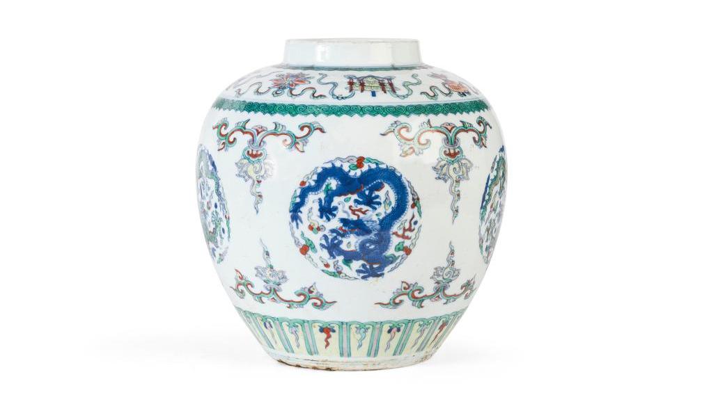 Chine, époque Yongzheng (1723-1735). Pot à gingembre en porcelaine décoré en bleu... Spicy dragons