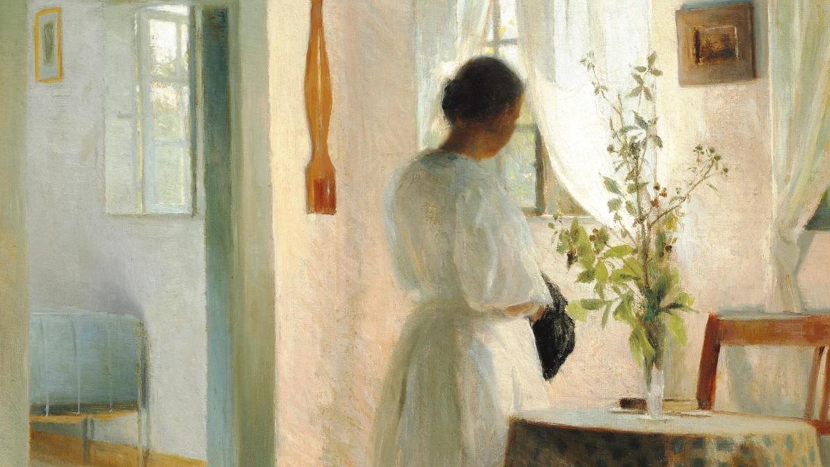 Peter Ilsted (1861-1933), Interior with a woman in a white dress standing by the... Dialogue avec Hammershøi