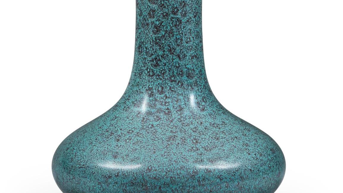 Chine, époque Yongzheng (1723-1735), vase à panse basse et col long, en porcelaine... Le chant  de la porcelaine