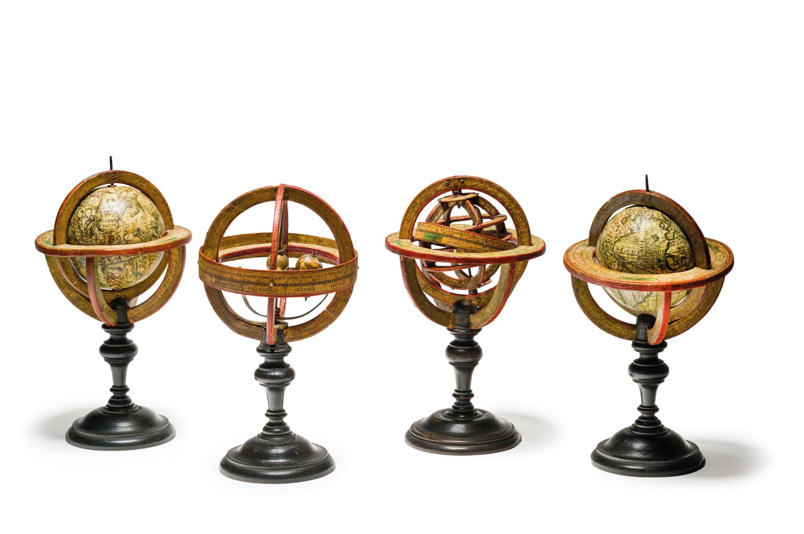 Loysel, Paris, fin du XVIIIe siècle. Ensemble de quatre sphères de bibliothèque daté 1793 dans un cartouche, en carton bouilli, papier gravé et bois n