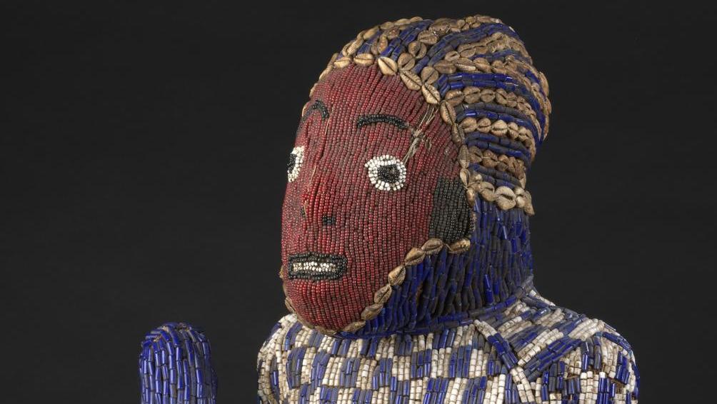 Cameroun, XVIIIe-début du XIXe siècle. Figure d’ancêtre féminine bamoun, bois recouvert... Figures d’ancêtres et masques