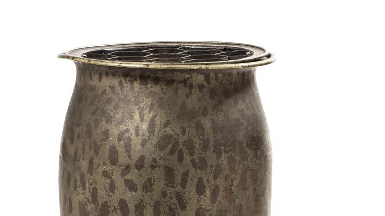 Jean Dunand (1877-1942), vase à corps tubulaire en dinanderie de cuivre, à décor... Collection Georges Charbonneaux