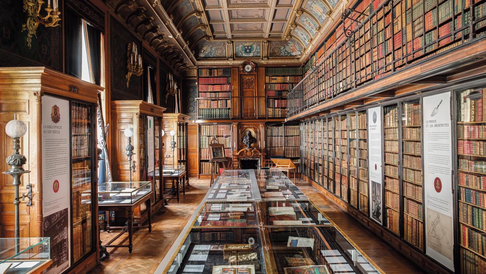 Le cabinet de lecture du château de Chantilly, bibliothèque du duc d’Aumale.© Sophie... Livre : la bibliophilie est jeune de cinq siècles 