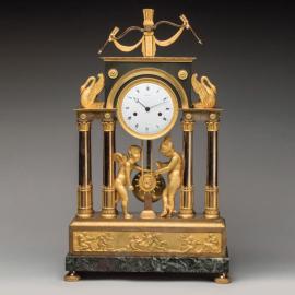 L’amour, un modèle de pendule Empire dans l’air du temps d'une Saint-Valentin - Une oeuvre aux enchères