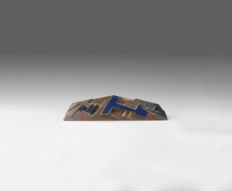 39 680 € Jean Goulden (1878-1946/47), presse-papiers pyramidal en bronze à plusieurs patines, décor géométrique en relief partiellement émaillé bleu e