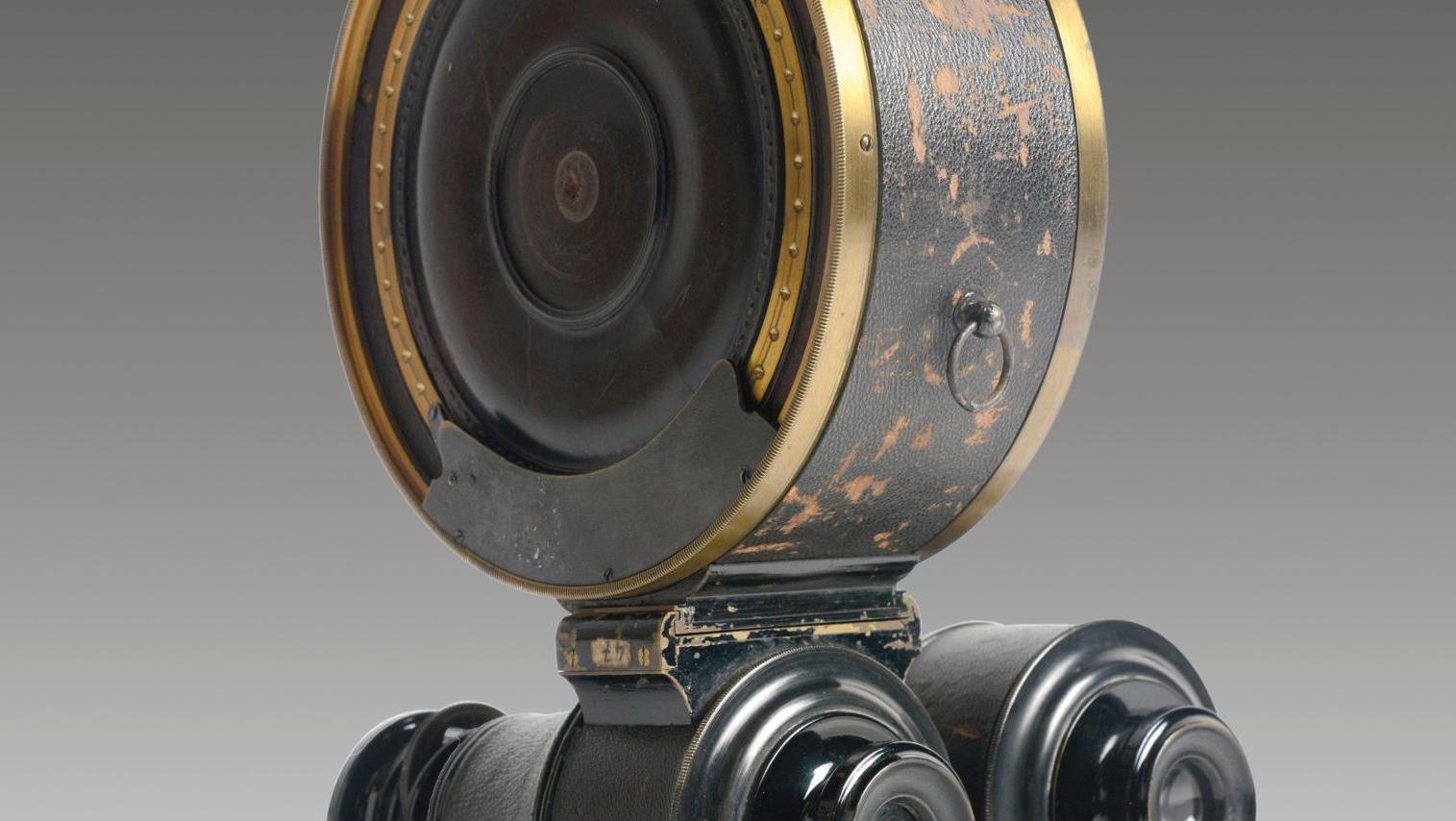 Geymet et Alker constructeurs Paris, jumelle photographique de Nicour, brevetée S.G.D.G.,... Ceci est un appareil photographique