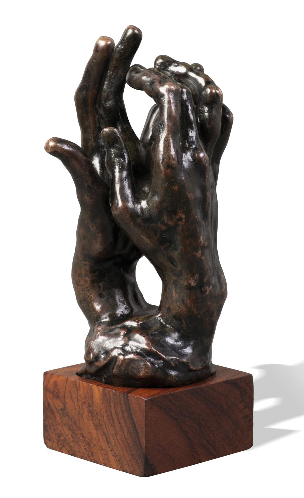 40 000/60 000 € seront nécessaires pour décrocher cet assemblage de main gauche et de main droite en bronze à patine brune, signé Auguste Rodin (1840-