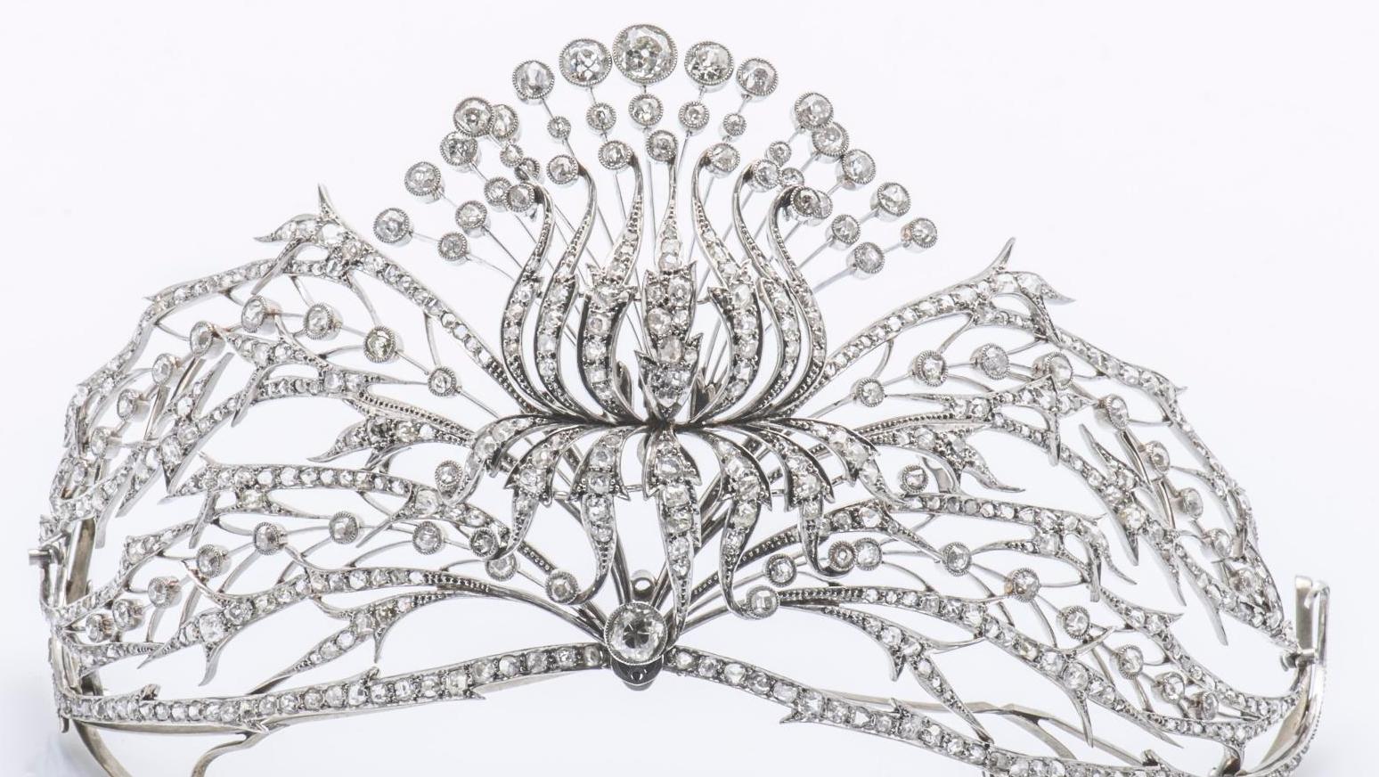 Vers 1900. Diadème en platine de forme turban, à décor de feuilles de chardon, entièrement... Précieux chardon