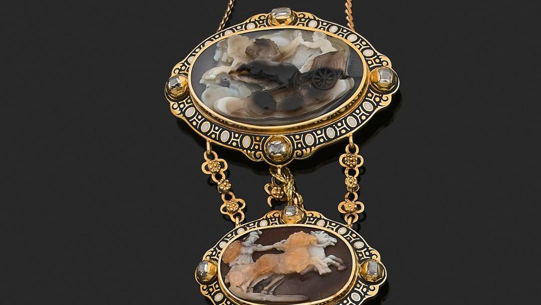 France, XIXe siècle. Collier souple en métal retenant en pendentif trois camées sur... Les dieux de l’Olympe en bijoux