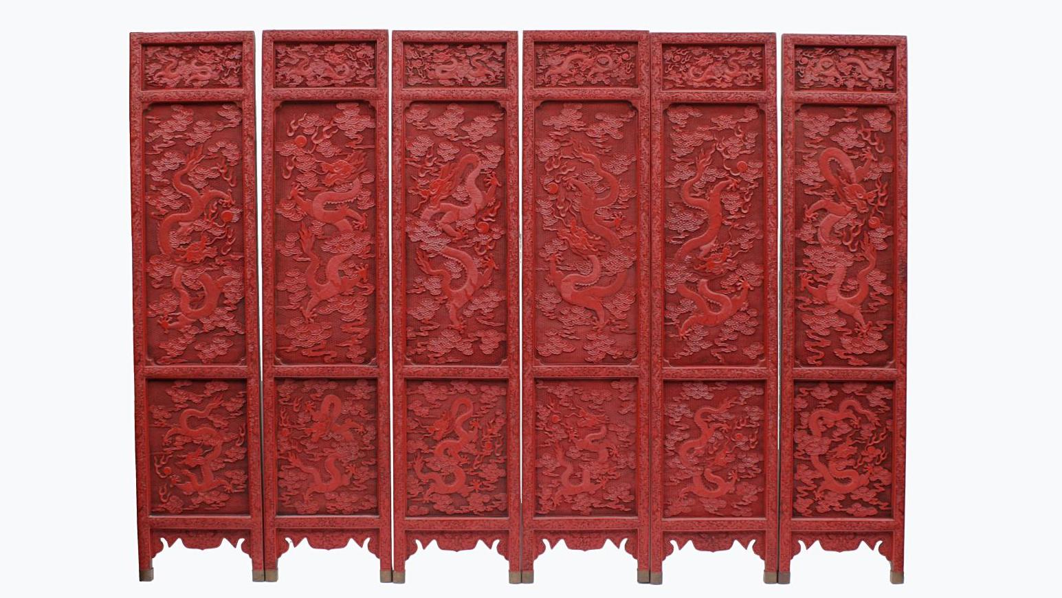 Chine, XXe siècle. Ensemble de six panneaux à décor en bas relief en laque rouge... La laque, matériau et savoir-faire