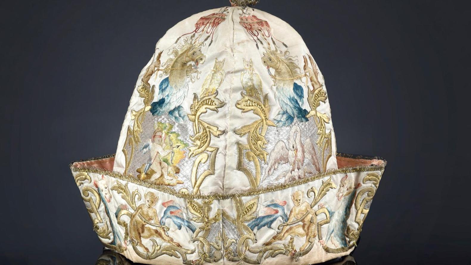 16 100 € Premier quart du XVIIIe siècle. Bonnet, à quatre quartiers en pointe, en... Le bonnet d’intérieur