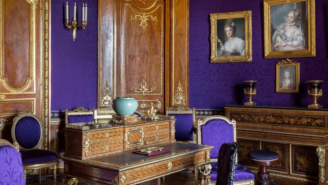 Salon violet. La tenture violette, placée par le Duc à la mort de son épouse en signe... Eugène Lami, premier décorateur moderne