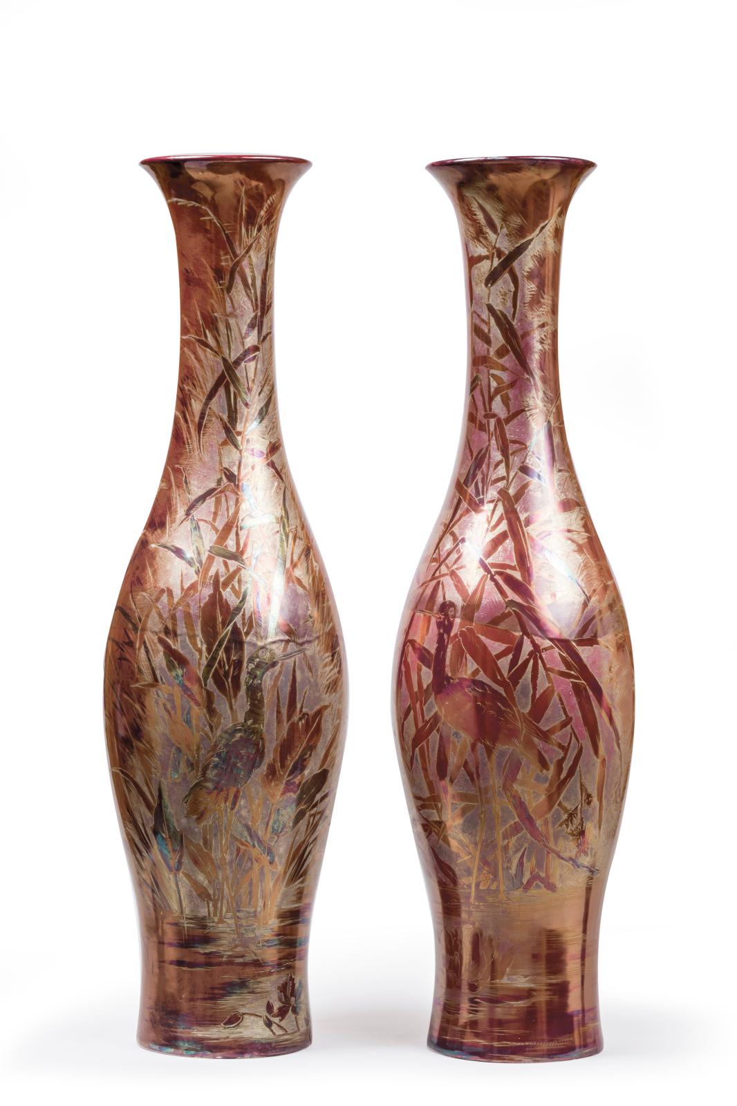 Paire de vases bouteille, vers 1910-1920, en céramique à lustre métallique à décor aux hérons et aux roseaux, marque de Gien olographe, h. 99, diam. 2