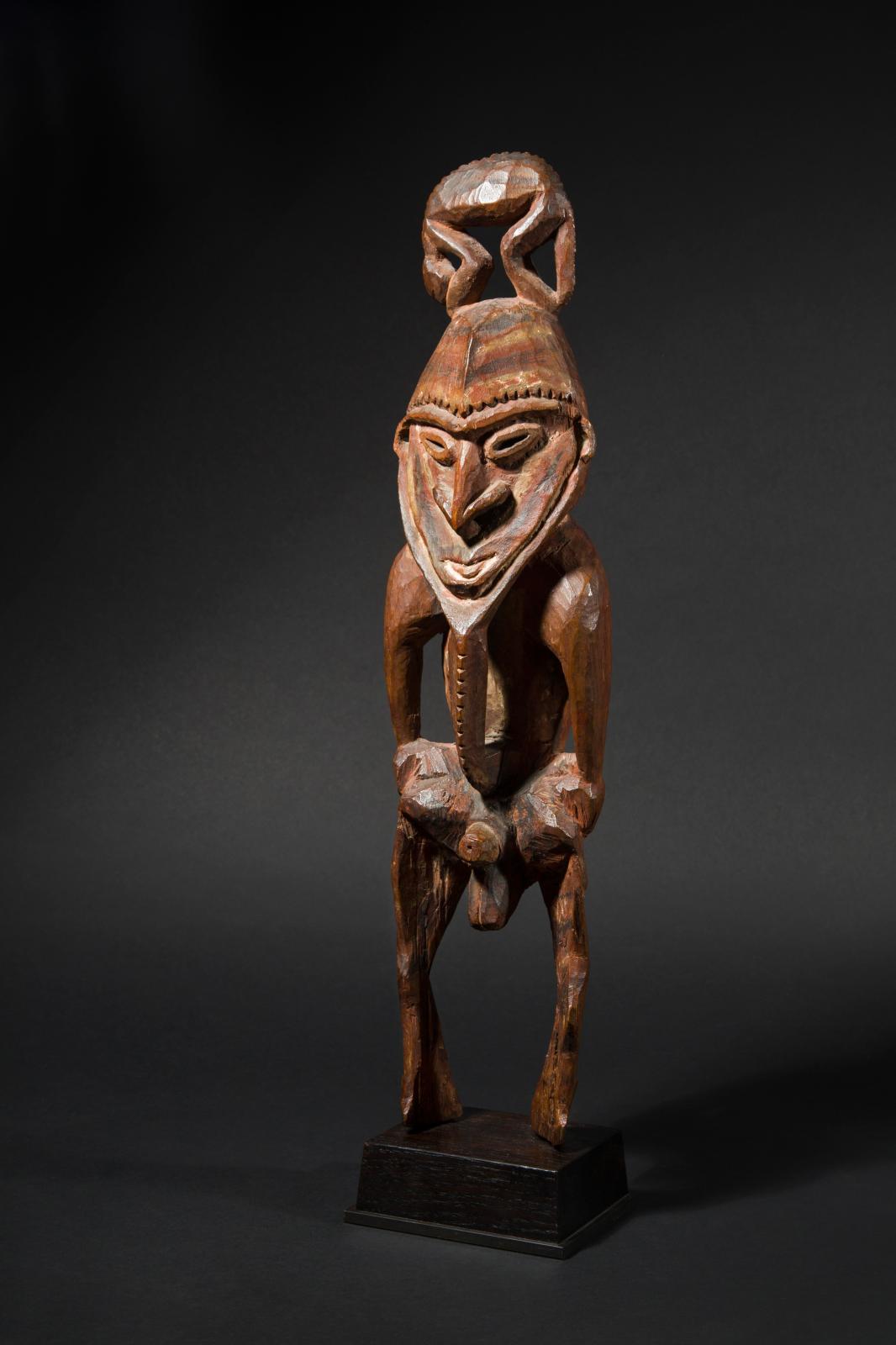 Côte nord, Sepik Papouasie- Nouvelle-Guinée. Figure masculine Aitape, h. 52 cm. Acquis dans les années 1930. Galerie Flak.
