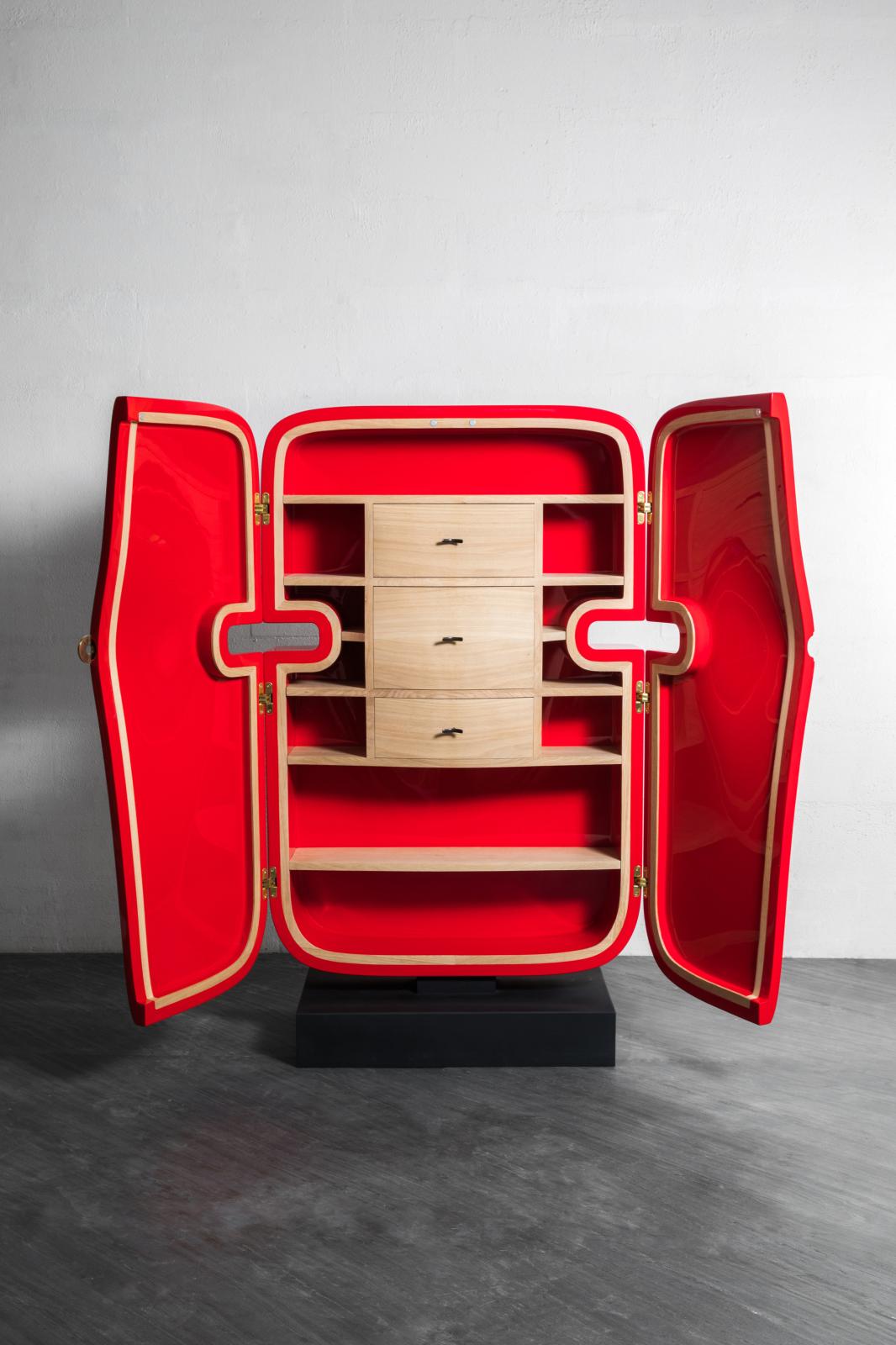 François Cante-Pacos (né en 1946), cabinet Cyclade, vers 1970, bois de chêne et laque rouge, 162 x 80 x 47 cm, édition limitée à 8 exemplaires et 4 ép