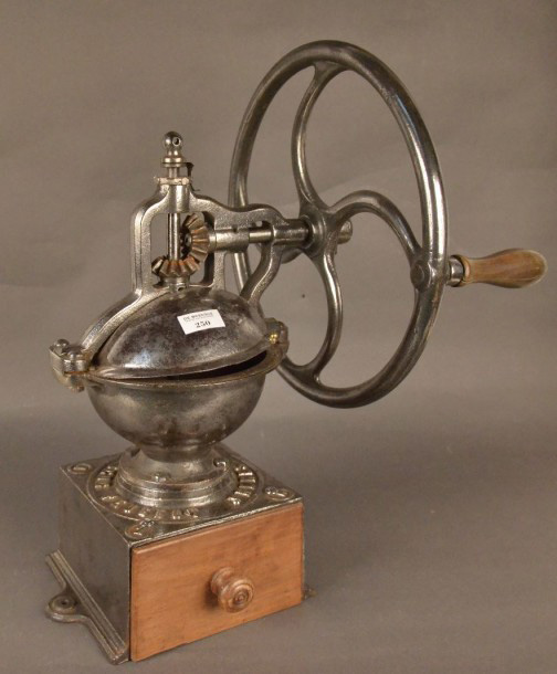 186 € Peugeot, moulin à café de comptoir à volant, modèle A2, fabriqué de 1864 à 1956, h. 49 cm. Lyon, 2 avril 2015. De Baecque et Associés OVV. Mme H