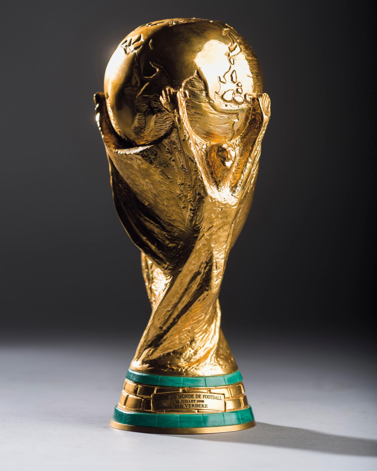 122 800 € France 1998, réplique en métal doré de la Coupe du monde de football du 12 juillet 1998 dédiée à Monsieur Verbeke, h. 28 cm, on y joint une 
