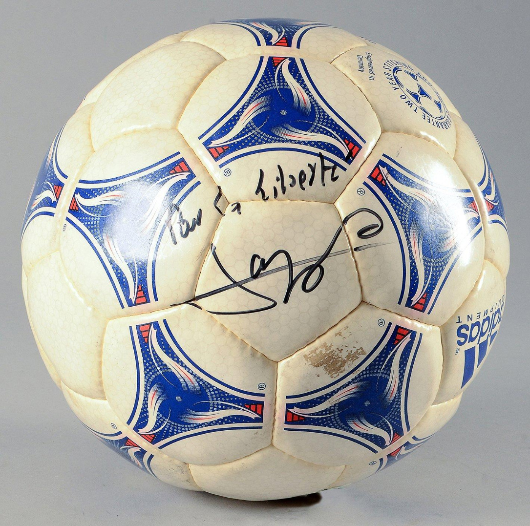 2 498 € Ballon signé par Aimé Jacquet, modèle «Tricolore» de marque Adidas muni d’un autographe «Pour la liberté». Il a servi lors de la demi-finale d