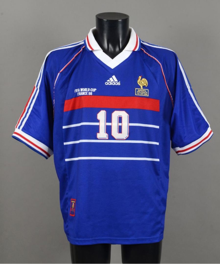 5 000 € Maillot de Zinedine Zidane n° 10 avec l’équipe de France pour la finale de la Coupe du monde 1998. Paris, Drouot-Richelieu, 12 décembre 2015. 