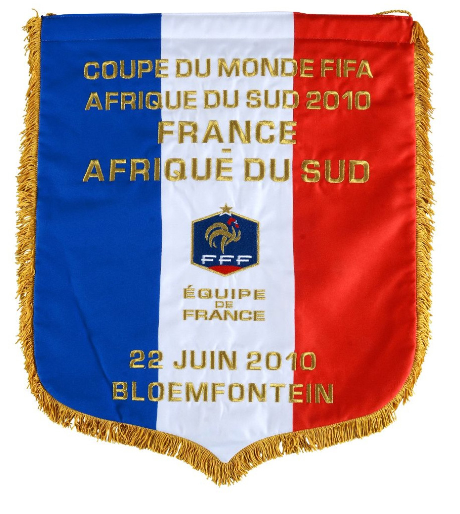 750 € Fanion officiel de l’équipe de France, brodé à l’occasion du match face à l’Afrique du Sud le 22 juin 2010, défaite 2-1 et élimination des Franç