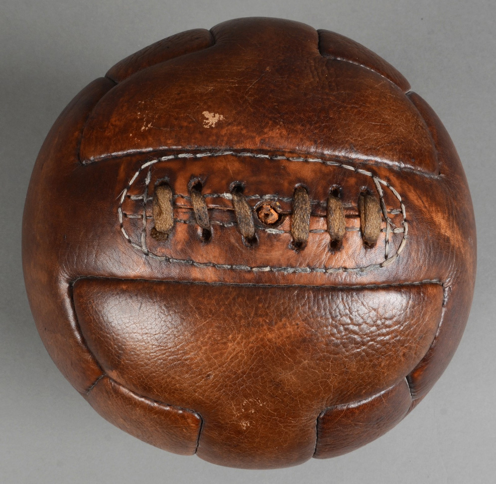 1 000 € Ballon modèle «T-Shape», en cuir à lacet, utilisé lors de la première Coupe du monde en 1930. Paris, Drouot-Richelieu, 4 juin 2016. Coutau-Bég