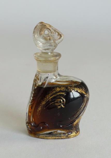 50 560 € Hector Guimard pour les parfums Félix Millot, 1900, flacon asymétrique en verre incolore rehaussé d’or, décor de volutes, monogrammé HG et ti