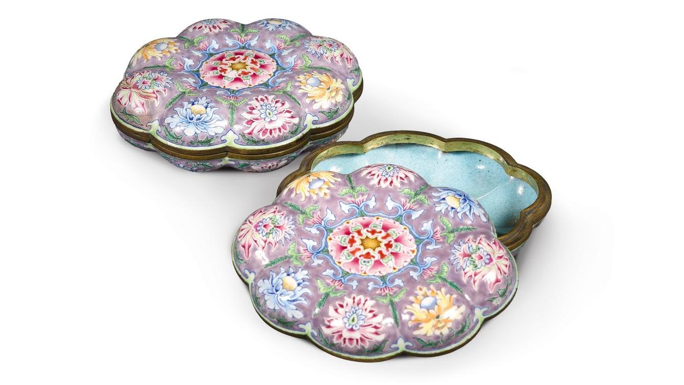 Chine, période Qianlong (1736-1795), paire de boîtes couvertes ovales en forme de... Une paire de boîtes émaillées impériales de Qianlong