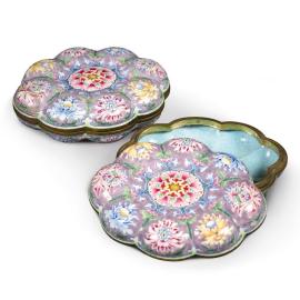 Une paire de boîtes émaillées impériales de Qianlong - Une oeuvre aux enchères
