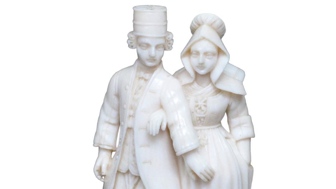 Dieppe, début du XIXe siècle. Couple de Polletais en habits de fête, ivoire sulpté,... Polletais et Polletaises