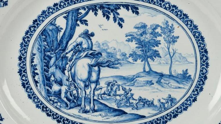 Manufacture de Clérissy, Moustiers, début du XVIIIe siècle. Plat ovale en faïence... Subtils camaïeux