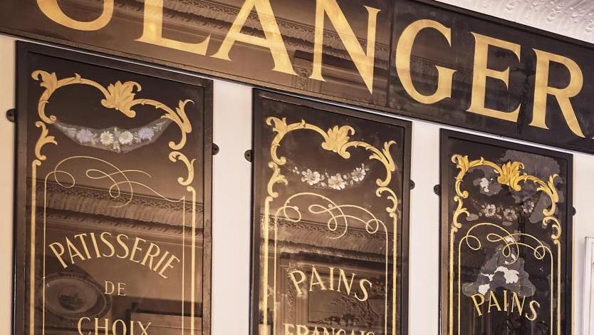 Fin du XIXe siècle. Panneaux décoratifs extérieurs de la boulangerie-pâtisserie «des... L’incroyable collection de Roxane Debuisson. Enseignes de la 9e édition de «Paris, mon amour»