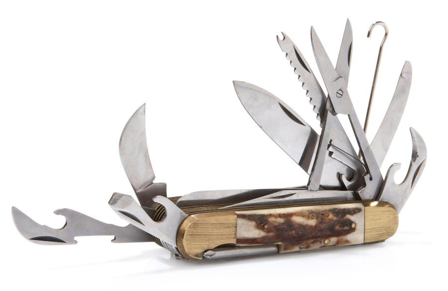 217 € Couteau à système comprenant dix-sept lames ou outils, plaquette en merrain, l. plié 12 cm. Salle VV, 4 décembre 2013. Millon OVV.