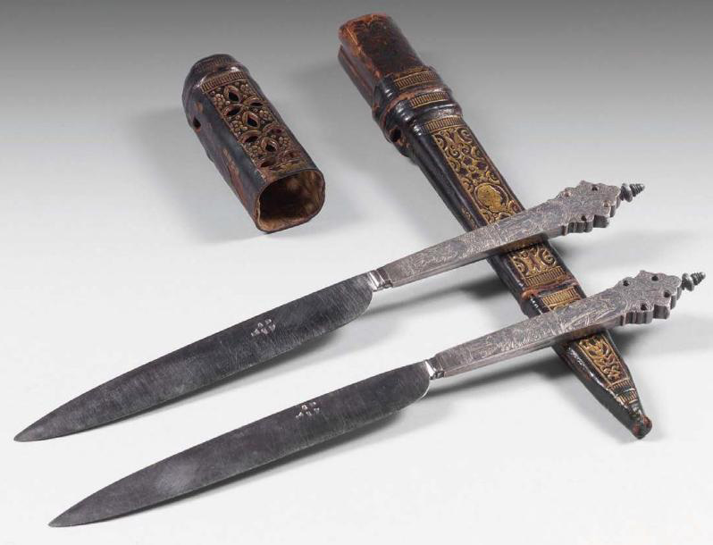 6 816 € Travail flamand, vers 1600, couteaux de mariage, manches gravés des quatre vertus dominées par un sablier, lames d’origine poinçonnées, fourre
